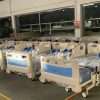 amas de parto eléctricas en stock para entrega inmediata Varias camas de parto eléctricas almacenadas en posición horizontal dentro del almacén médico, listas para distribución hospitalaria.