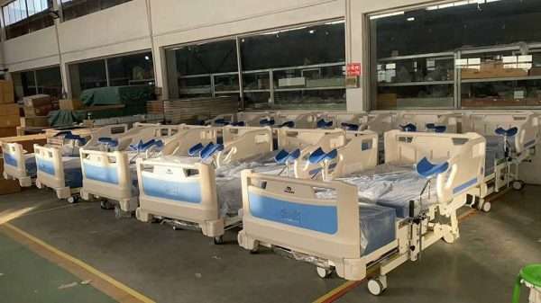 amas de parto eléctricas en stock para entrega inmediata Varias camas de parto eléctricas almacenadas en posición horizontal dentro del almacén médico, listas para distribución hospitalaria.