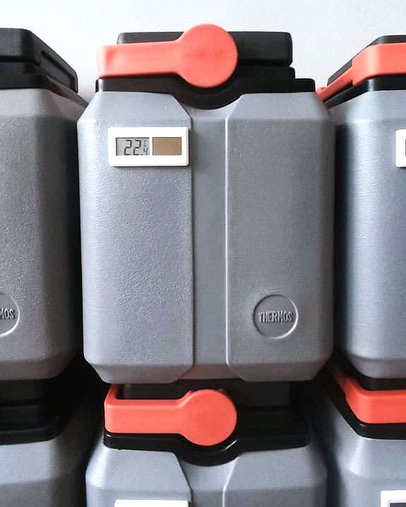 Termos porta vacunas KST de 1.7 litros apilados, utilizados para el transporte seguro en la cadena de frío.