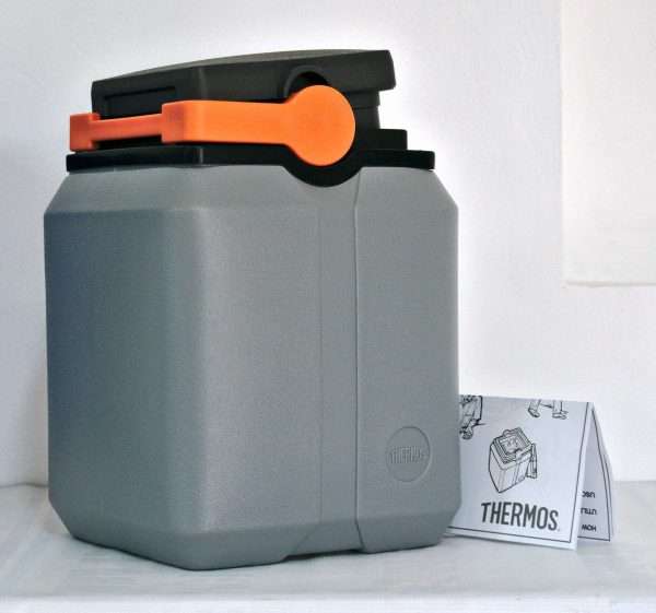 Termo porta Vacunas KST Precio justo, de 1.7 litros, con asa anaranjada, diseñado para transporte seguro en la cadena de frío.