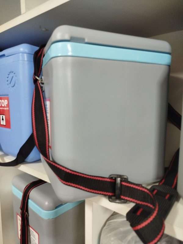 termo porta vacunas blowkings 1.7 gris tapa con borde celeste, correa negra
