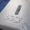 Detalle de la marca GS en relieve sobre un paquete frío de 0.4 litros para termo porta vacunas KST.