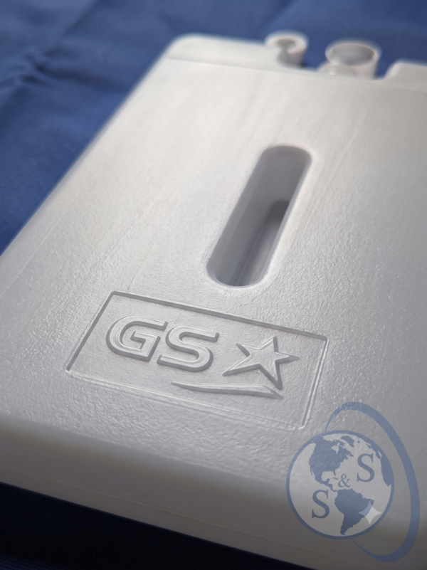 Detalle de la marca GS en relieve sobre un paquete frío de 0.4 litros para termo porta vacunas KST.