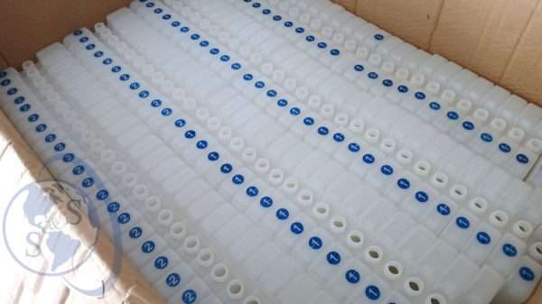 Caja con paquetes fríos GS de 0.4 litros para termos KST, con numeración estampada para su identificación.
