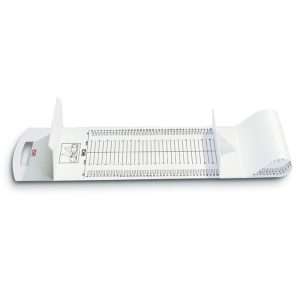 Infantómetro Seca 210 – Tallímetro Pediátrico Portátil Infantómetro portátil seca 210: una colchoneta blanca rectangular con marcas para medir bebés y topes de cabeza y pies.
