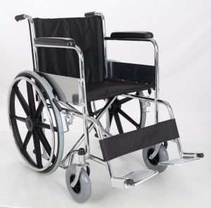silla de ruedas de acero cromado con asiento y espaldar color negro.