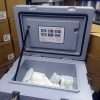 Interior Caja Térmica Blow King 20L con Ice Packs Incluidos Interior de la caja térmica Blow King 20L con ice packs de 0.4L para conservación óptima de temperatura.