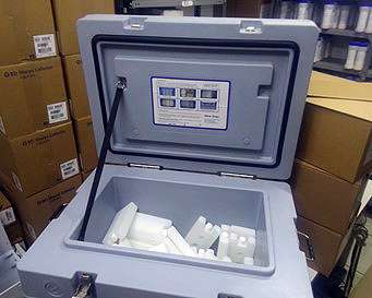 Interior Caja Térmica Blow King 20L con Ice Packs Incluidos Interior de la caja térmica Blow King 20L con ice packs de 0.4L para conservación óptima de temperatura.