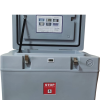 Cerradura Doble de Seguridad – Caja Térmica Blow King 20L Detalle de la cerradura doble de la caja térmica Blow King 20L, con mecanismo de seguridad para un cierre hermético y seguro.
