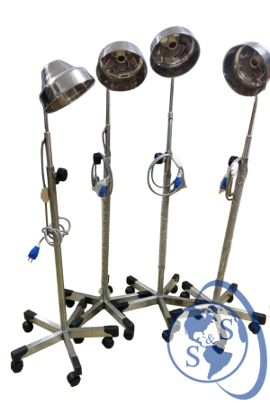 Lámparas Cuello de Ganso de Acero Inoxidable con Luz LED Lámpara cuello de ganso de acero inoxidable con cinco patas rodantes, estructura cromada, cuello flexible tipo ganso, enchufe azul, campana para luz led para iluminación de procedimientos médicos. 4 unidades.