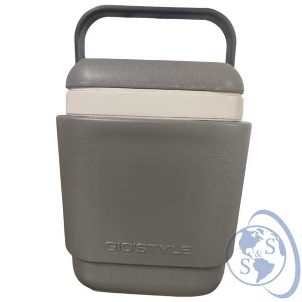 Termo Porta Vacunas Giostyle 2.6L – Conservación hasta 41 horas Termo Porta Vacunas Giostyle 2.6L color gris oscuro con tapa hermética, utilizado para el transporte seguro de vacunas con conservación térmica de hasta 41 horas.