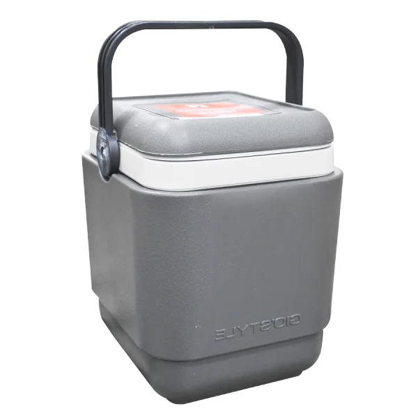 Termo Porta Vacunas Giostyle 2.6L – Asa Desplegada para Fácil Transporte Termo Porta Vacunas Giostyle 2.6L color gris oscuro con el asa desplegada, diseñado para el transporte seguro de vacunas. Fabricado con polipropileno resistente y aislamiento de poliuretano, mantiene la temperatura interna hasta 41 horas.