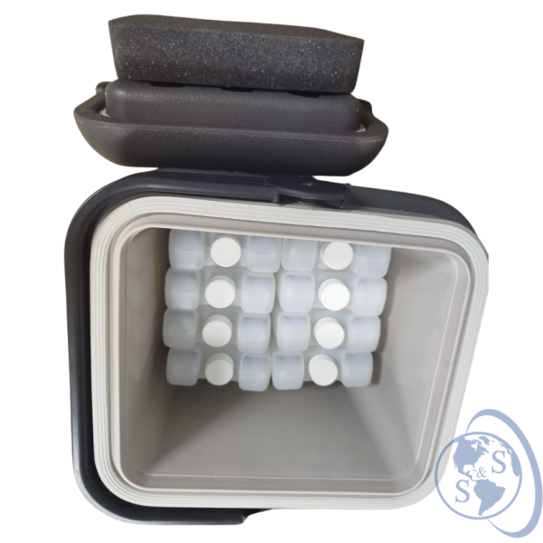 Termo Porta Vacunas Giostyle 2.6L – Interior con 8 Paquetes Fríos Termo Porta Vacunas Giostyle 2.6L abierto, con 8 paquetes fríos E5/10 en su interior, diseñado para el transporte seguro de vacunas manteniendo la cadena de frío hasta 41 horas.