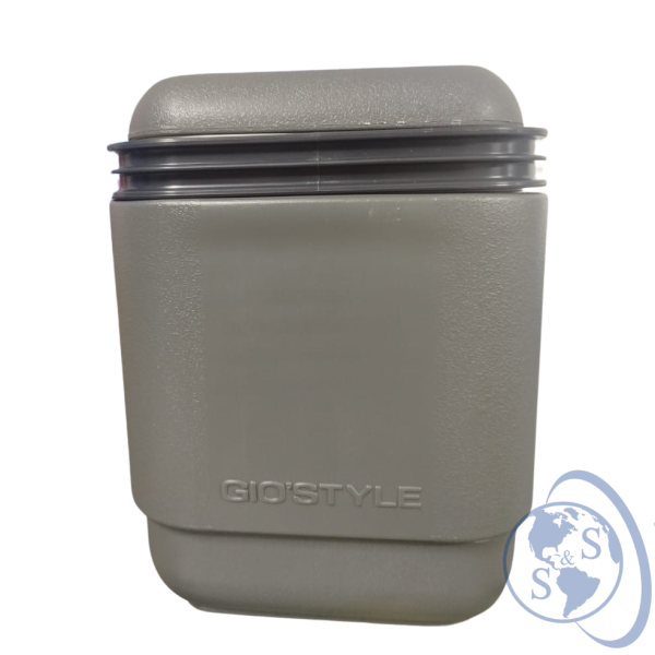Termo Porta Vacunas Giostyle 2.6L – Cerrado con Asa Retraída Termo Porta Vacunas Giostyle 2.6L cerrado, color gris oscuro, con asa retraída y diseño compacto, ideal para el transporte seguro de vacunas manteniendo la cadena de frío hasta 41 horas.