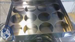Caja para transporte de muestras de esputo metálica con 12 divisiones, fabricada en acero quirúrgico, vista superior del producto con la tapa abierta.