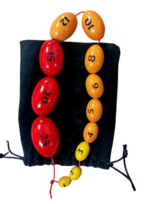 Orquidómetro de Prader original, de 12 esferas sobre bolso de pana negro, utilizado para medir volumen testicular en entornos clínicos.
