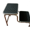Escalinata metálica de 2 peldaños vista de perfil, fabricada en acero inoxidable con superficie antideslizante.