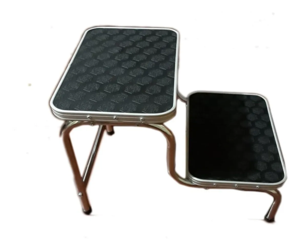 Escalinata metálica de 2 peldaños vista de perfil, fabricada en acero inoxidable con superficie antideslizante.