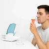 Joven utilizando nebulizador portátil Folee W003 con mascarilla para tratamiento de asma y enfermedades respiratorias