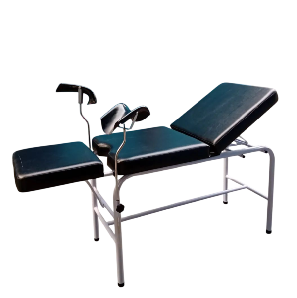Vista lateral de camilla ginecológica metálica GS color blanco con cabecera reclinable y estructura tubular para examen clínico