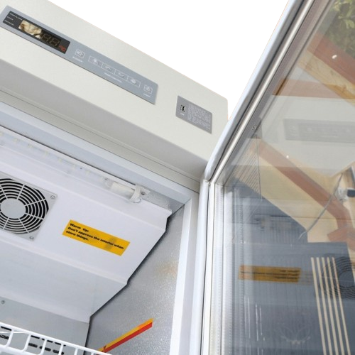 Vista superior de la refrigeradora farmacéutica BIOBASE BPR-5V298 con la puerta de vidrio abierta mostrando el interior de almacenamiento
